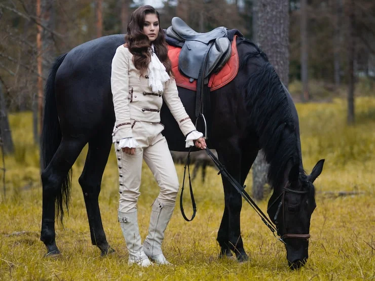 Andare a cavallo senza sella: come fare, benefici e consigli per iniziare 2 young beautiful brunette rider black horse full ammunition 125374 2902